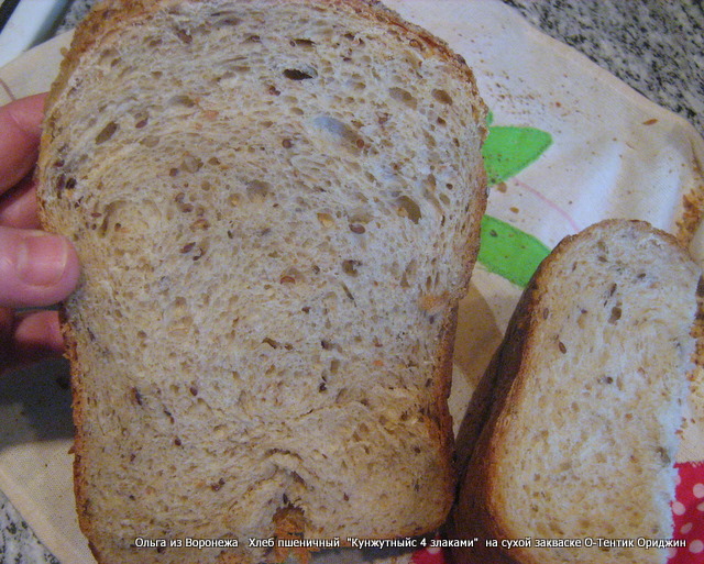 4-granenbrood in een broodbakmachine