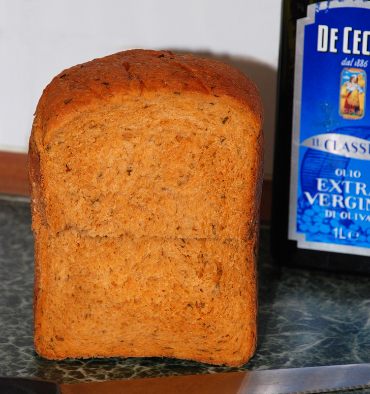 Pan de huevo y tomate con hierbas frescas (panificadora)