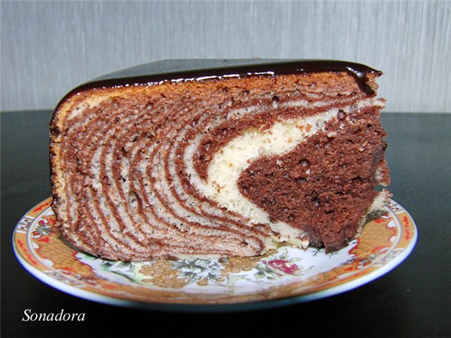 Gestreepte cake in een Panasonic-multikoker