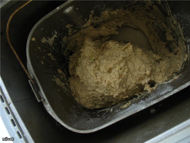 Pan de centeno y nueces con suero.