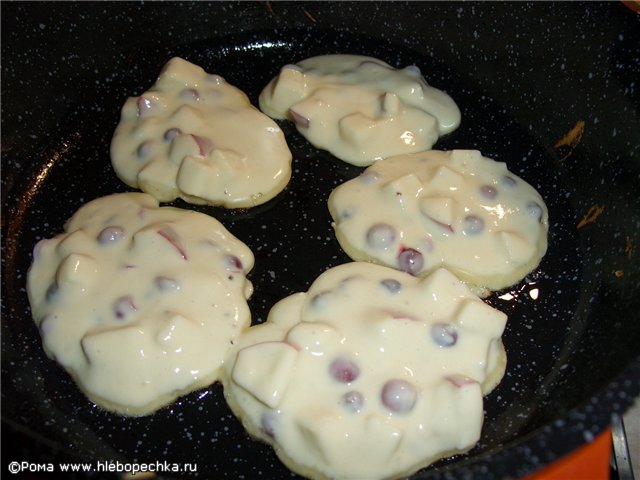 Mga fritter na may mansanas at "lasing" na mga cranberry sa kefir