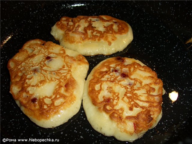 Mga fritter na may mansanas at "lasing" na mga cranberry sa kefir