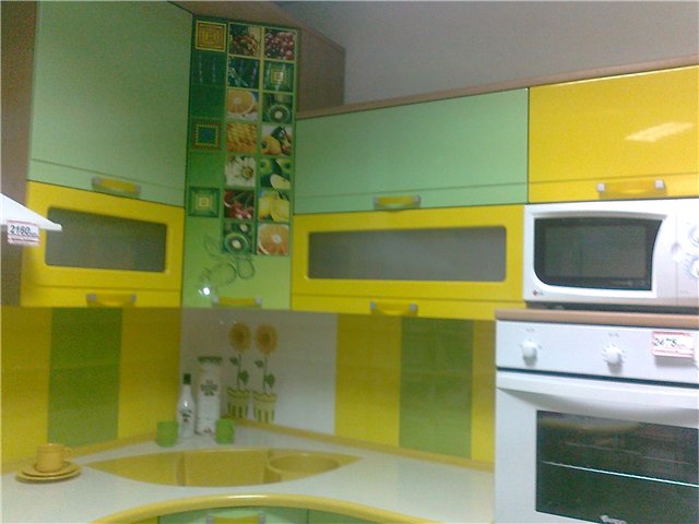 El sueño de Maniac. Cocina en colores verde claro y naranja.