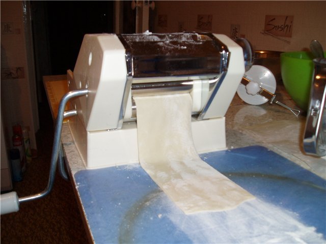 Machine for making dumplings, ravioli