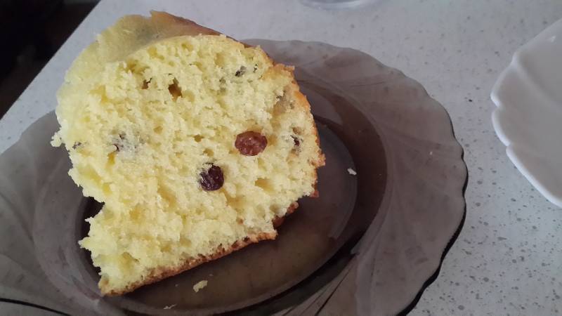 Pastel de muffin de primavera con masa madre en el horno.