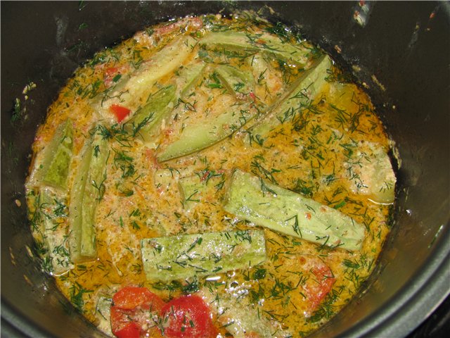 Zucchine al pepe in salsa di pomodoro e panna acida (multicooker Aurora)