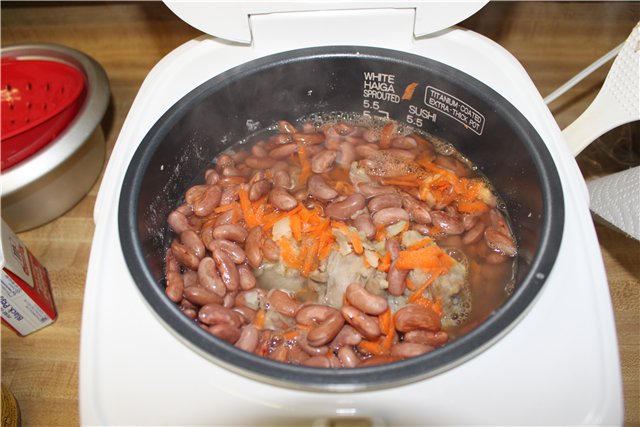 Collo di tacchino con fagioli, ceci e patate in una pentola a cottura lenta