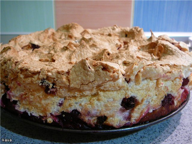 Pastel de merengue de grosella roja