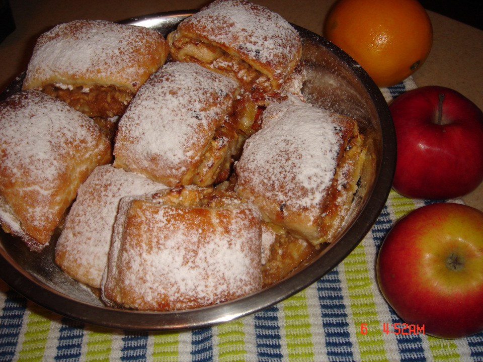 Нежни ролки с ябълки (плюс ролка със сливи от това тесто)