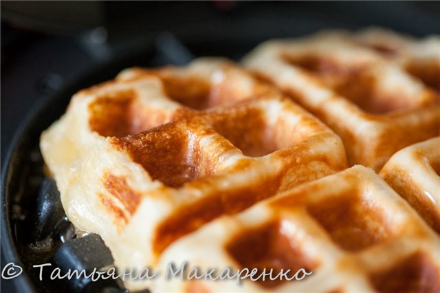 Waffle di pasta sfoglia in una piastra per cialde