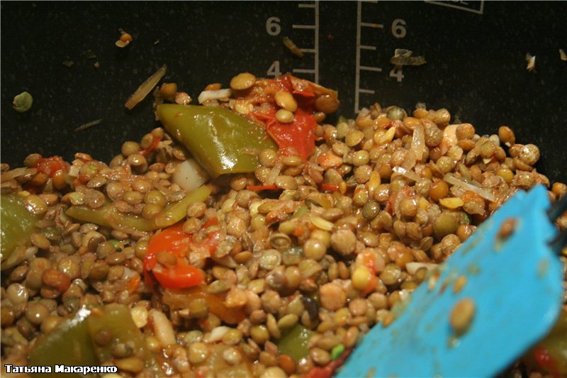 Mga berdeng lentil na may mga sibuyas, bawang at lecho