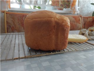 Senape e pane al latte in una macchina per il pane