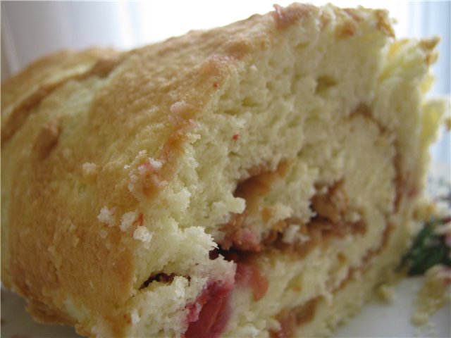 Biscuit roll, baked with filling