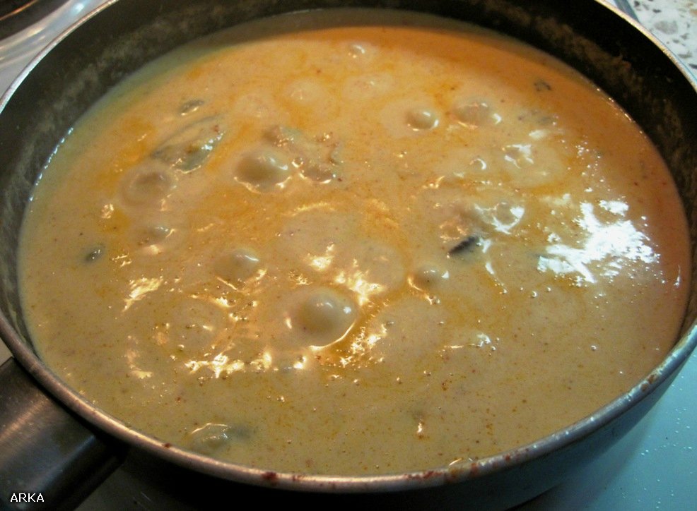 Pasta con mejillones en salsa de queso