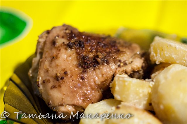 Pollo affumicato e patate rustiche in un multicooker Steba DD2