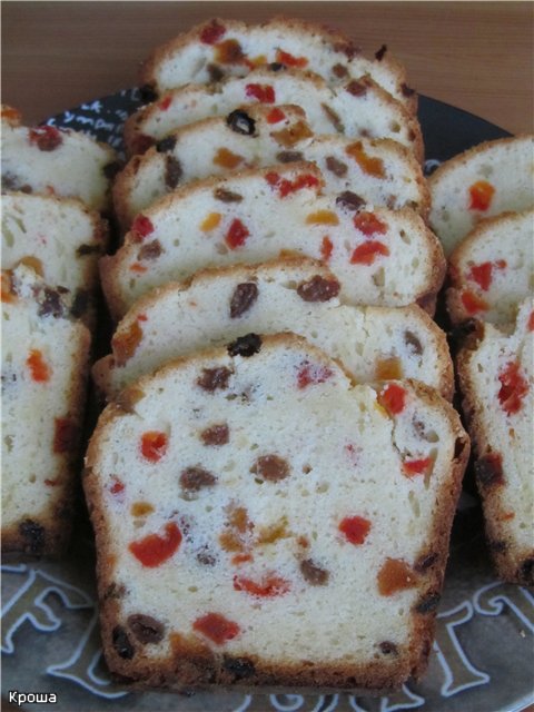 Curd cake with raisins and dried apricots