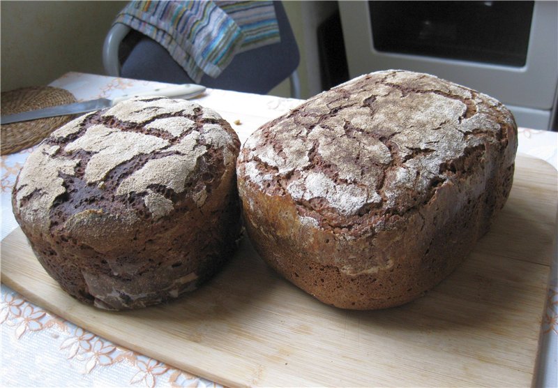 Sourdough rye tinapay sa isang gumagawa ng tinapay