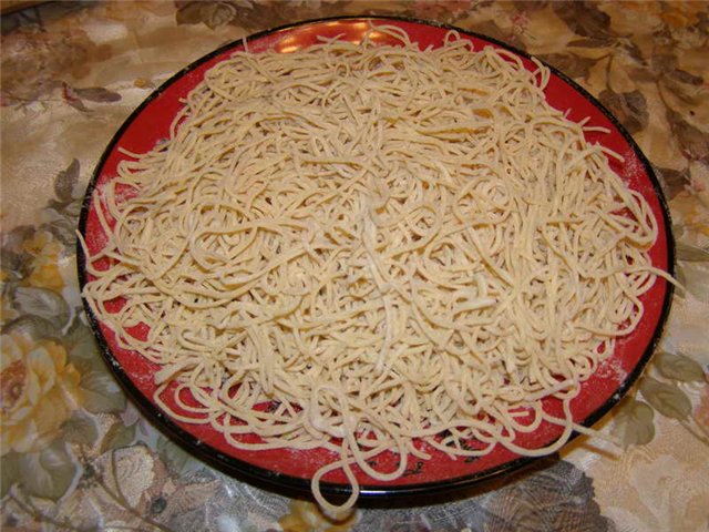 Fideos caseros, ravioles y todo para hacerlos