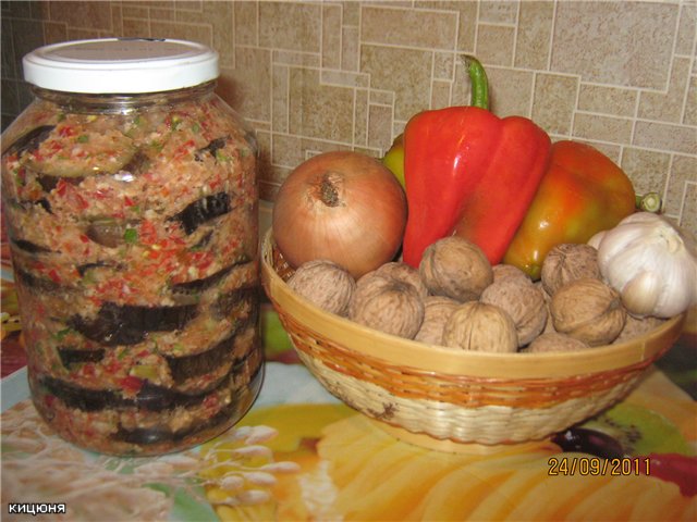 Mga adobo na eggplants na may mga mani