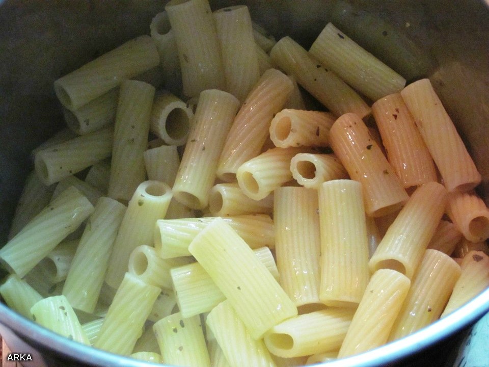 Pasta con mejillones en salsa de queso