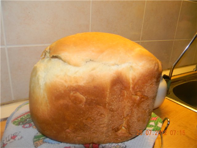 Senape e pane al latte in una macchina per il pane