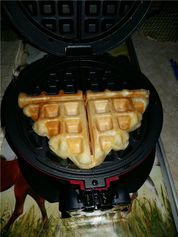 Waffle di pasta sfoglia in una piastra per cialde