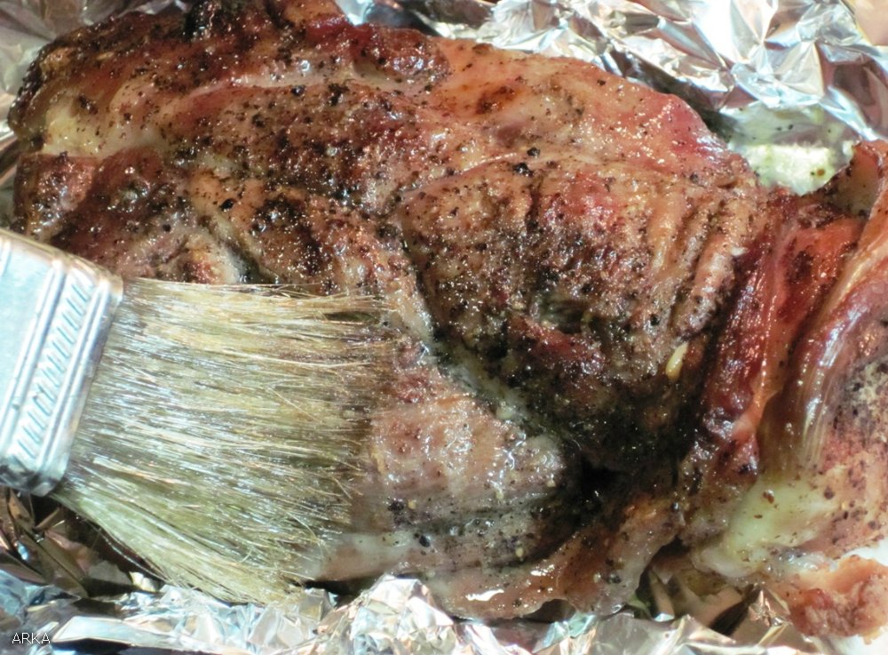 Spalla di agnello al forno con patate al cartoccio