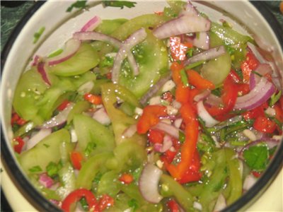 Ensalada de tomate verde georgiano