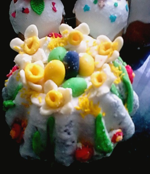 Examples of decorating Easter cakes and Easter