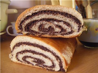 Roll with poppy seeds, nuts and raisins