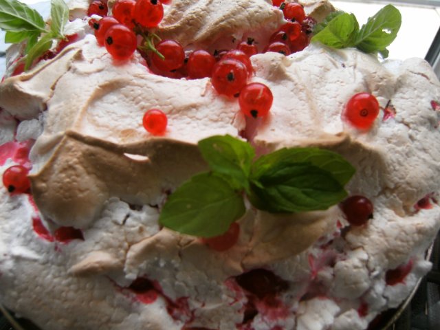 Pastel de merengue de grosella roja