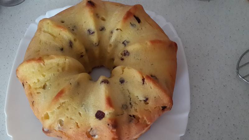 Pastel de muffin de primavera con masa madre en el horno.