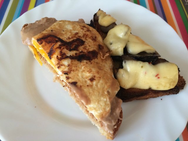 Desayuno alemán: crutones de Marienbad + tostada de champiñones