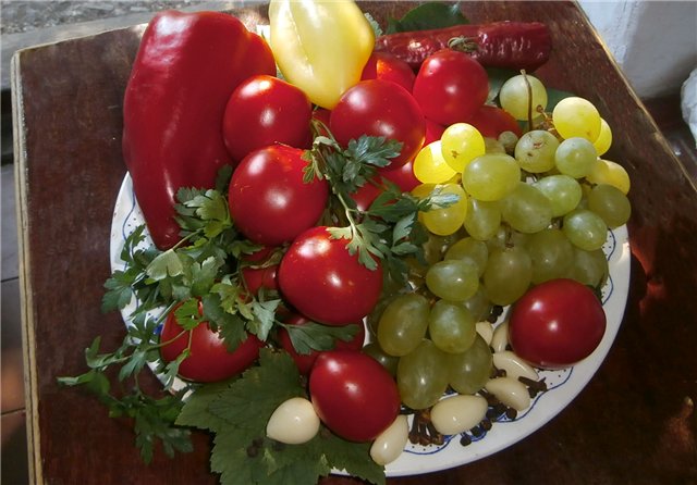 Tomates enlatados con uvas