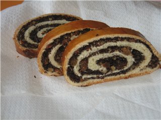 Roll with poppy seeds, nuts and raisins