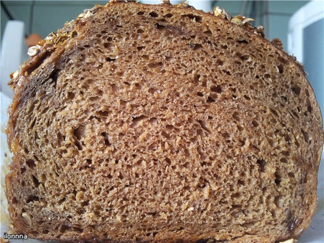 Itim na mabangong tinapay batay sa rye sourdough.