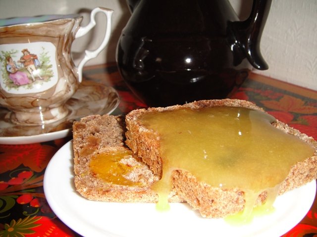 Volkoren rogge-tarwebrood met zuurdesem gedroogd fruit