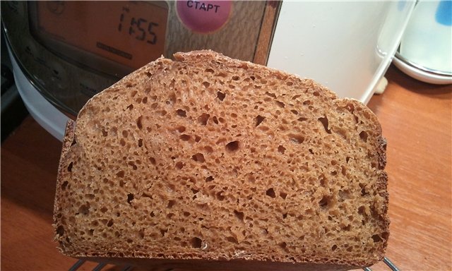 Itim na mabangong tinapay batay sa rye sourdough.