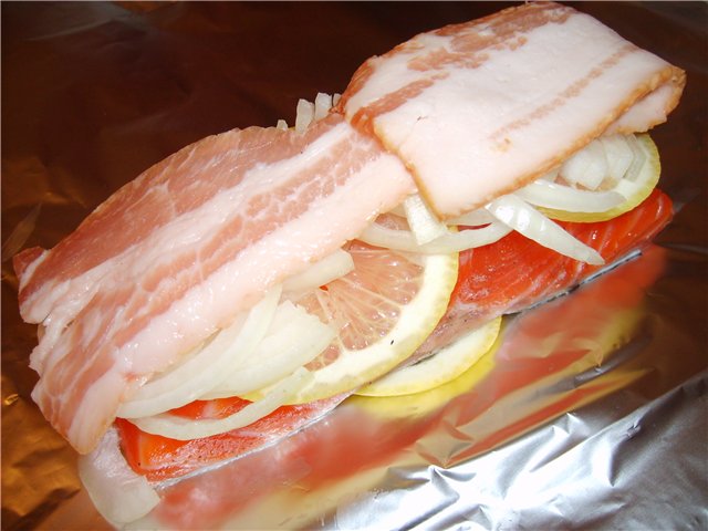 Pulang isda na may bacon, inihurnong sa foil.