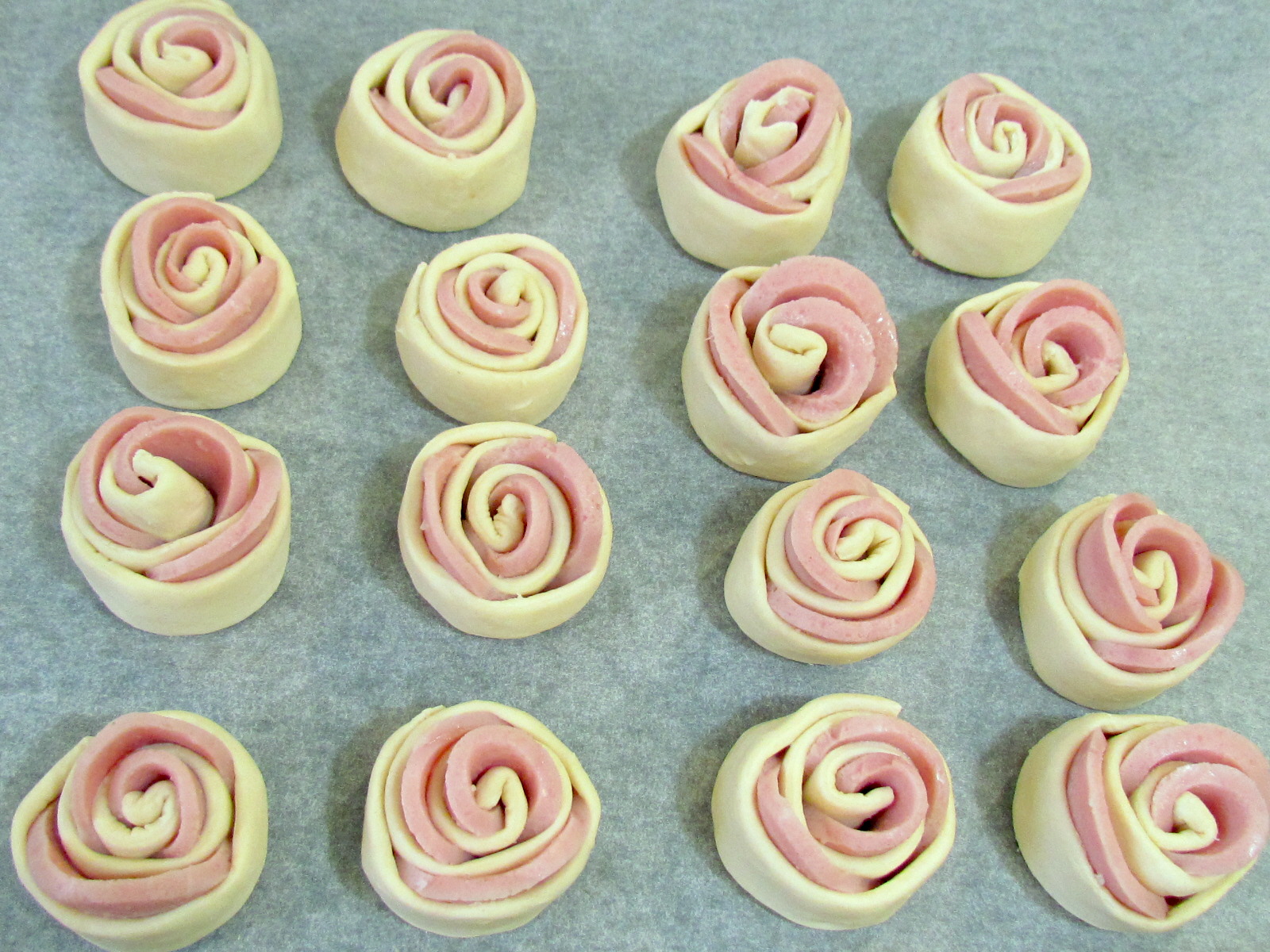 Roses de salsitxa en pasta de full (forn)