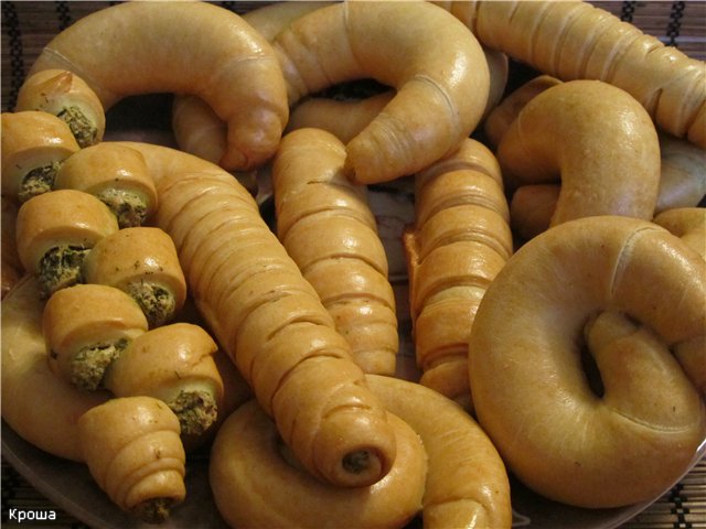 Cottage cheese-coffee bagels with almonds