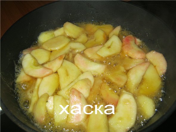 Torta di pasta frolla con frutta e mousse bavarese al caramello