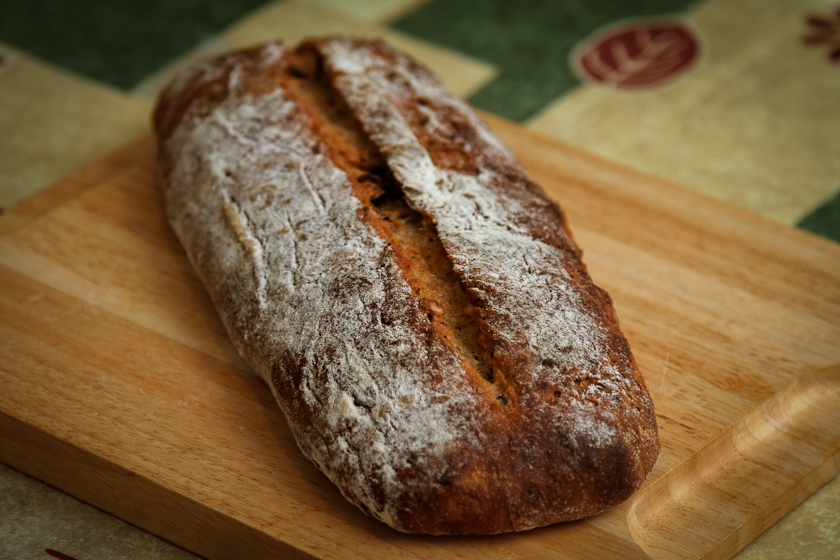 Pan integral con pasas, avellanas y chalotas al horno