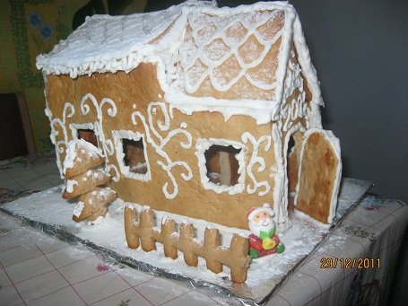 Gingerbread house (how to assemble and decorate)