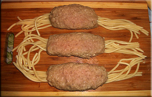 Mustache cutlets with pasta