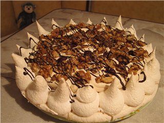 Meringue cake with fruit