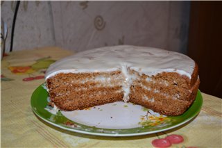 Isang napaka-simpleng honey cake (multicooker Aurora)