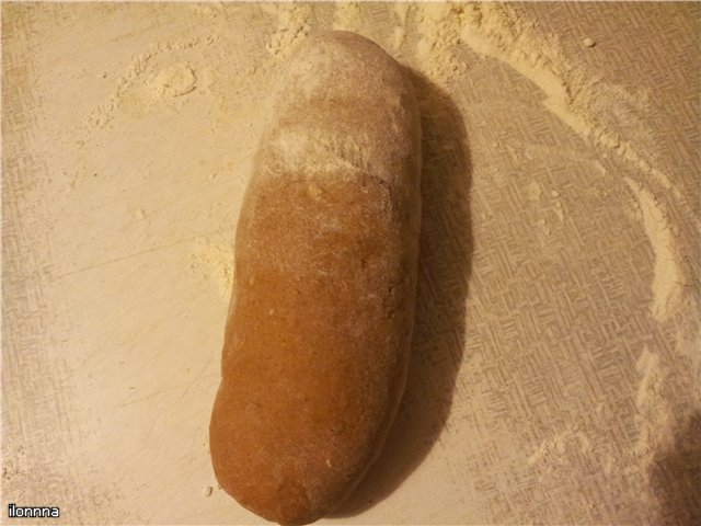 Itim na mabangong tinapay batay sa rye sourdough.