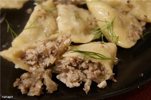 Dumplings amb amaniment de carn i bolets.