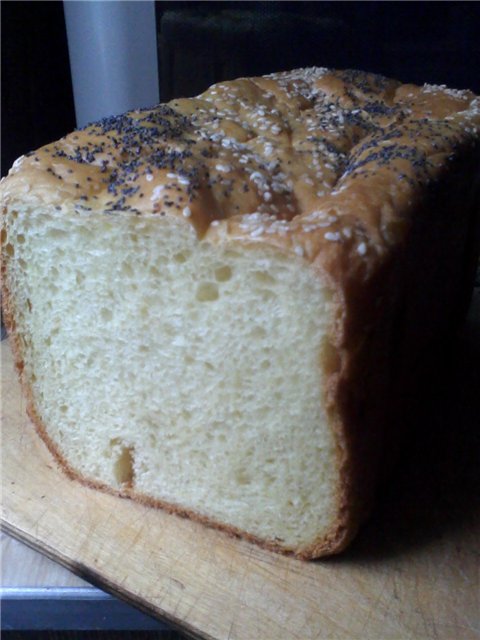 Senape e pane al latte in una macchina per il pane